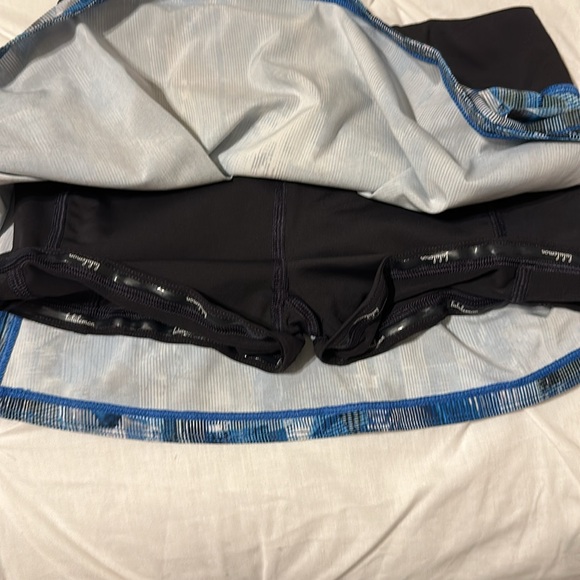 Lululemon reg 2 skort like new side pocket for phone - Picture 6 of 8